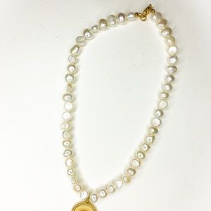 Pearl necklace + coin